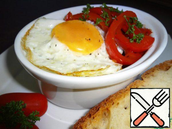 At this time, fry 2 eggs separately. This can be done by simply driving the eggs into the pepper a few minutes before readiness. Salt and pepper. Serve in portions with bread.