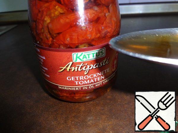 From a jar of dried tomatoes, take a spoonful of this incredibly fragrant oil and heat it in a saucepan or in a frying pan.

