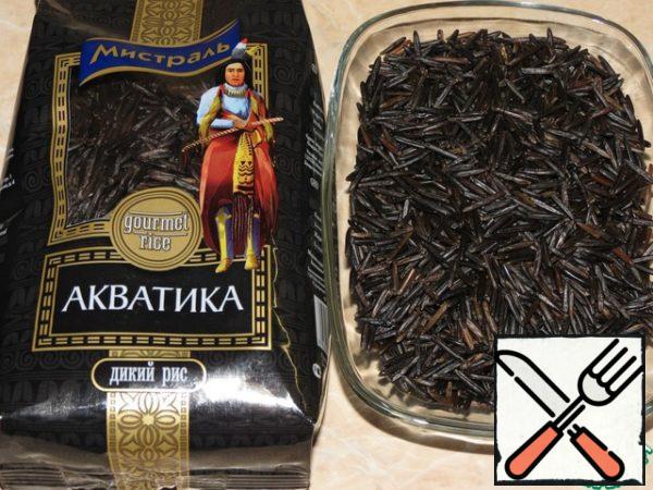 Pour wild rice into boiling water (for 1 cup of rice - 3 cups of water), cook on low heat under the lid for 30 minutes, add salt at the end of cooking.
