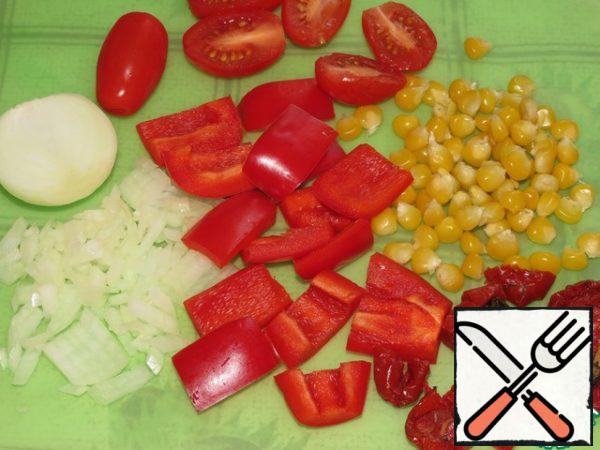 Finely chop the onion. Pepper and dried tomatoes cut into strips, and cherry - in half.
