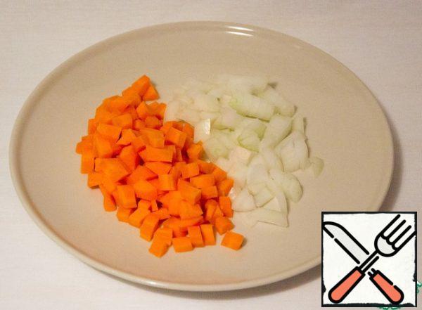 
While cooking rice, cut onions and carrots into small cubes.