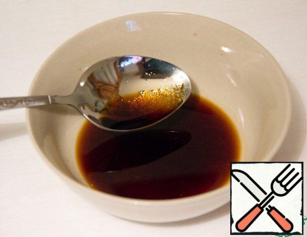 In soy sauce (6-7 tablespoons) pour sugar, slightly warmed in the microwave.
