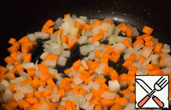 In a deep frying pan or wok, heat the vegetable oil and fry the vegetables for about 5 minutes until half cooked. Then add 3 tablespoons of sauce and mix.
