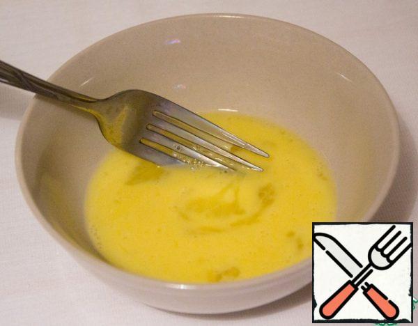 To prepare the egg mix protein with egg yolk.