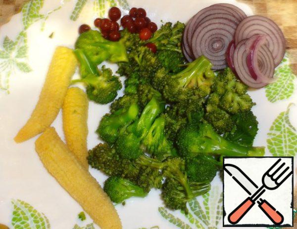 First you need to boil the mini corn and broccoli for 3 minutes. Then immediately flip it into a colander and dip it in ice water so that the broccoli retains its beautiful, bright color.
Peel the celery stalks with a vegetable peeler, peel the onion and finely chop.
Choose a few berries from the lingonberry sauce and put them in the salad for decoration.
