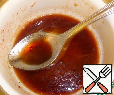For the sauce, take 1 tablespoon of sauce, add 1 teaspoon of light balsamic vinegar and 2 tablespoons of soy sauce. Grind everything with a hand blender. Taste. If you think it needs a little salt, add yourself to taste.