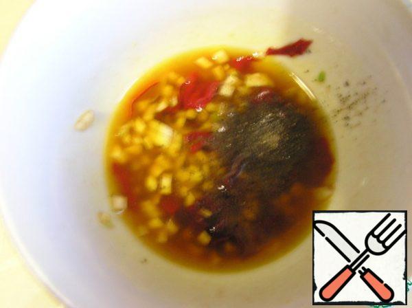 Mix the salad dressing well.
