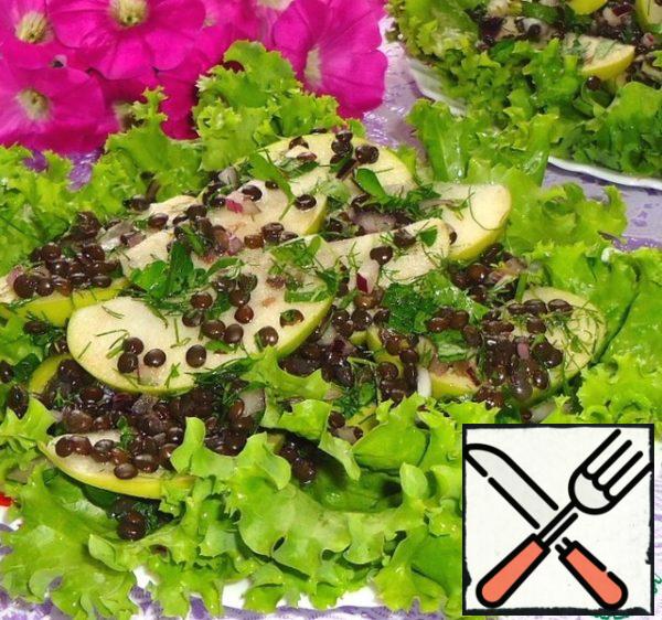 Serve salad on lettuce leaves. The salad is obtained with a light spicy note, thanks to mustard.