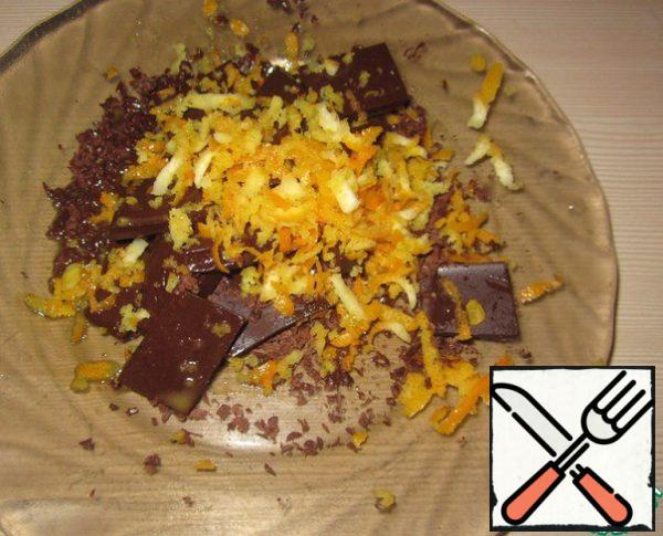 Break the chocolate, grate the zest from the orange.

