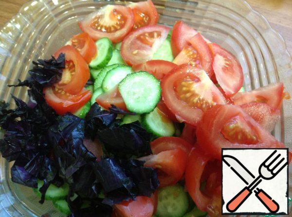 Cut tomatoes into slices, chop your favorite greens and send them to a salad bowl, lightly salt and mix.
