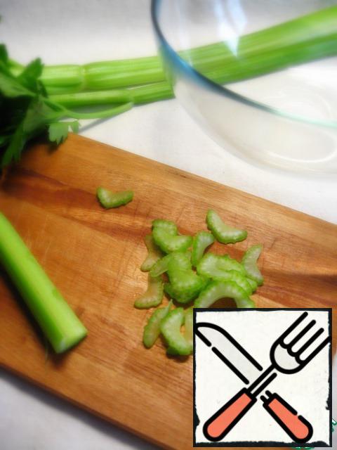 Cut the celery stalks. Fold into salad bowl.
