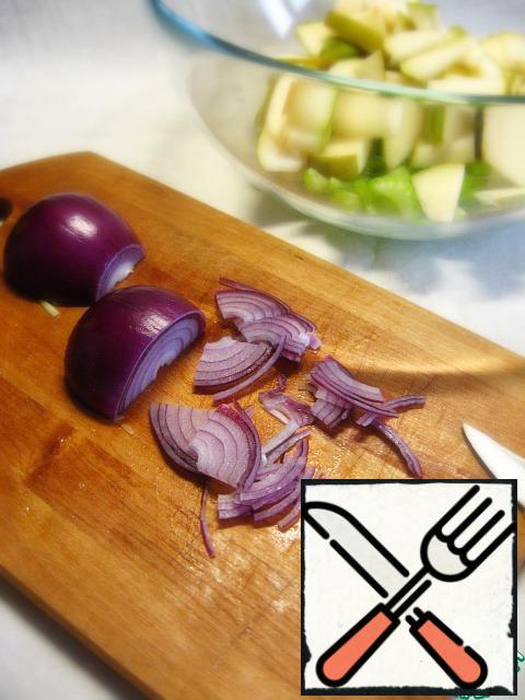 Onion cut into quarter-rings. In a salad bowl.