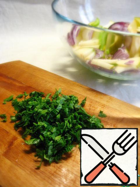 
Finely chop the parsley.