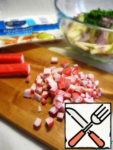 Dice the crab sticks. Add to the salad bowl with parsley.