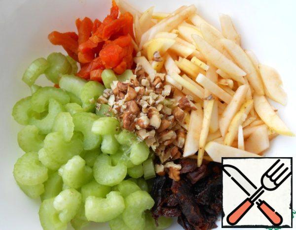 Mix the chopped ingredients.
