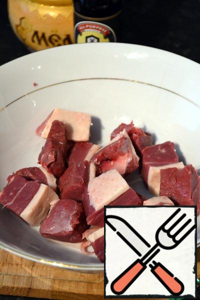 Prepare duck breast: cut off excess fat from the sides. Then cut the breast into medium pieces.