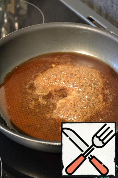 When the meat is ready, take it out. And in the pan pour the marinade and simmer for a few minutes to thicken the marinade and formed caramel. It took me 2-3 minutes.