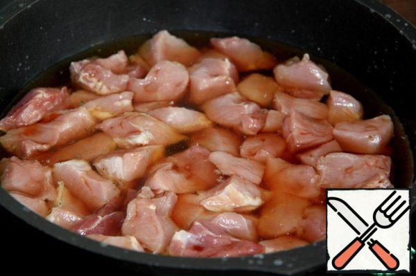 First of all, we need to cut the pork into small cubes, pour beer and soy sauce and leave to marinate for 40 minutes. Thanks to this simple procedure, the meat turns out to be just tender.
