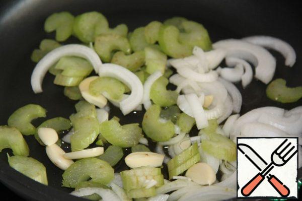 Heat the olive oil in a frying pan, add the onion, sliced celery and garlic to it. Fry for about 3-4 minutes, until the celery becomes softer.
