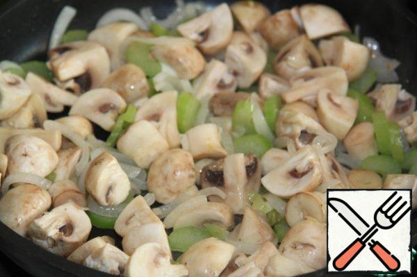 Wash the fresh mushrooms, cut into 4 pieces and add to the vegetables. Fry for another 6-7 minutes.

