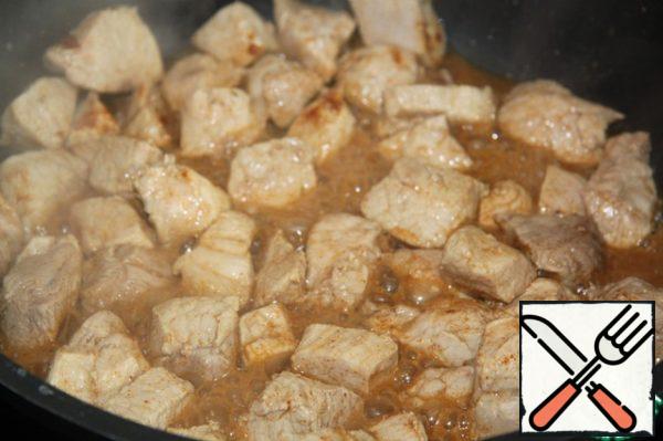 Let's get on with the meat. Drain our marinade, add olive oil and paprika to the meat and fry for about 7 minutes.

