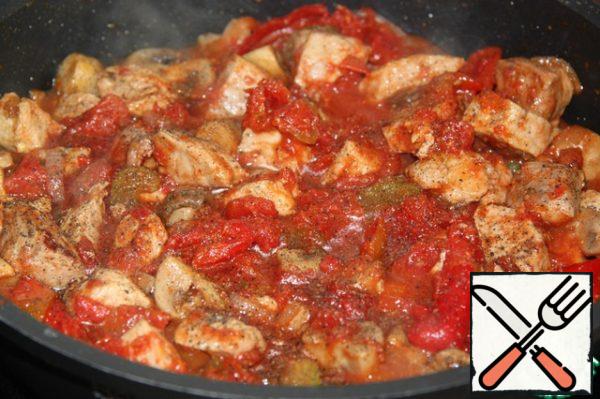 Mix the meat, vegetables and tomato paste. Add honey, salt and pepper to taste. Cover with a lid and leave on low heat for 5 minutes.
