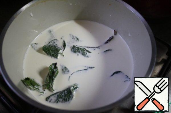 Mix milk and cream. Put mint and put on the fire.
When it starts to boil, remove from heat and leave to infuse for 30 minutes. Warm again.