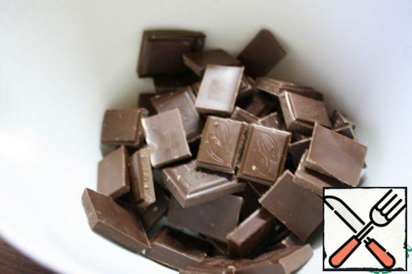 Break the chocolate (I use dark, if milk — increase the amount by 15%).

