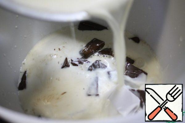 Strain the milk-mint mixture into chocolate slices.