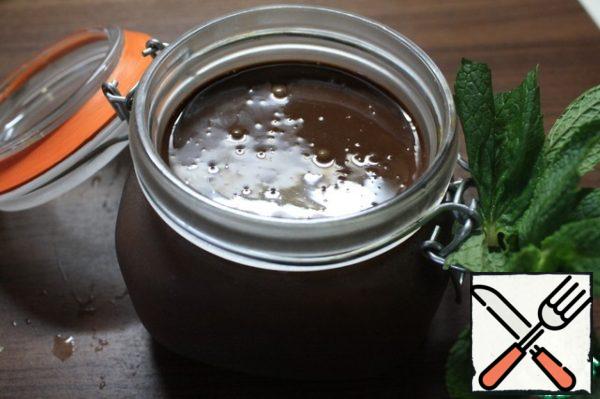 Chocolate mousse pour into a jar and tightly close the lid. Put it in the fridge.
After a couple of hours, and ideally the next day you will get a thick chocolate mass!
It can be stored in the refrigerator for up to two weeks!