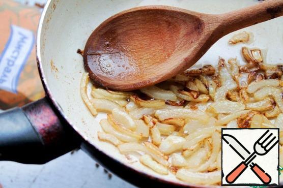 In a frying pan, heat the olive oil, fry the onion until Golden brown, it should become crispy. Shift the onion in a separate plate, the oil we will use further.