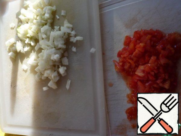 Onions and tomatoes finely chop. The tomato can be grated.