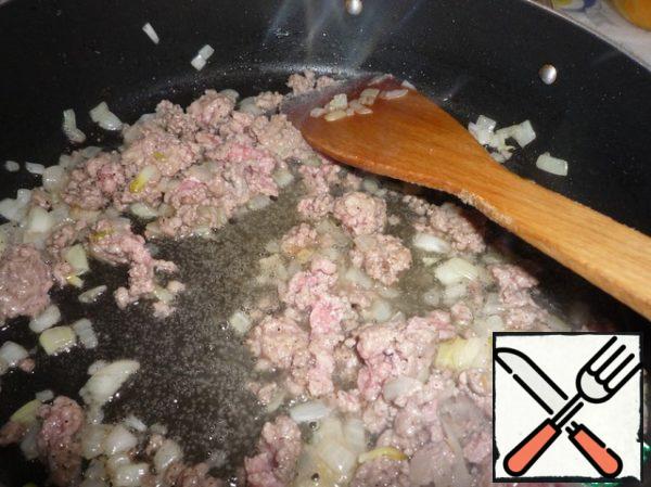 Fry the onion in oil and add to the minced meat. Stir and simmer for about a minute. Salt and pepper.
