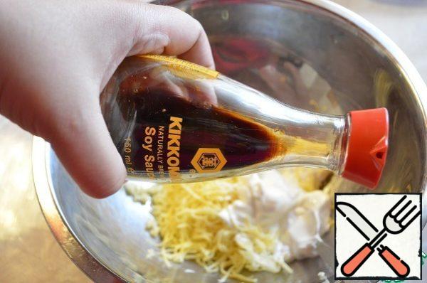 Grate the cheese on a medium or fine grater. Put it in a bowl, squeeze out the garlic, add sour cream, soy sauce and mix. Try to add salt, if you lack the salinity of soy sauce, add regular salt. Next, cut the tomato into slices and assemble the snack.
