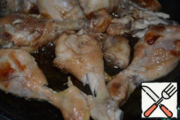 Lay out the marinated drumsticks in the pan with vegetable oil and fry to blush. Add the drumsticks to the marinade and simmer until cooked under a lid.