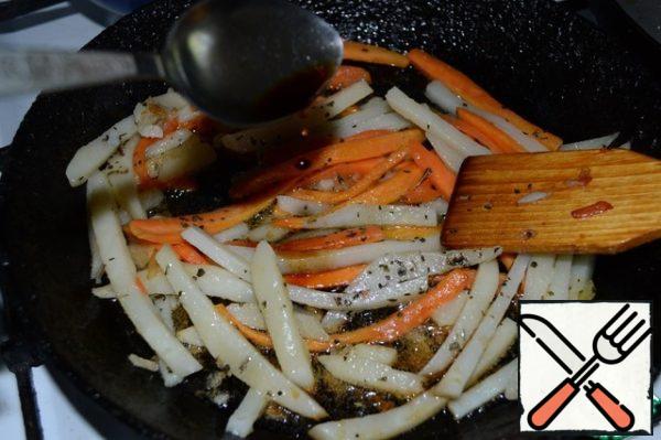 Fry carrots and potatoes first in oil, and then add 2st. l. soy sauce, Basil and ground ginger.