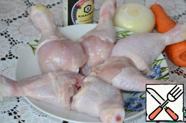 Chicken drumsticks wash, dry, coat with salt and RUB with garlic.