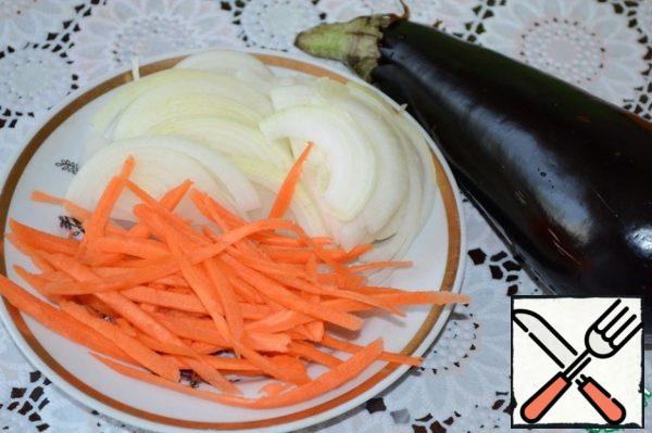 Onions cut into half rings, carrots into strips.
