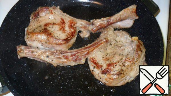 Veal fry on both sides until Golden brown in a heated pan (olive or sunflower oil).
