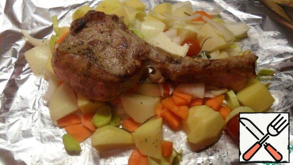 Spread on top of the vegetables and put a piece of butter. Wrap everything in foil and put it in a preheated 200 degree oven. After about 40-50 minutes, again focusing on the oven, we check the readiness (in my oven, it always turns out a different cooking time than indicated in the recipes).
