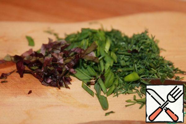 Finely chop the herbs, chop the garlic, add to the mass, mix, add salt and pepper to taste. If the yogurt does not turn sour, add lemon juice.
