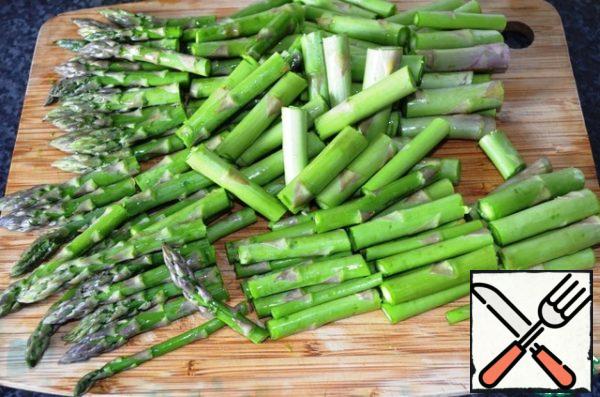 Wash the asparagus, trim the ends, about 1.5-2 cm. Cut the asparagus into 4 parts.