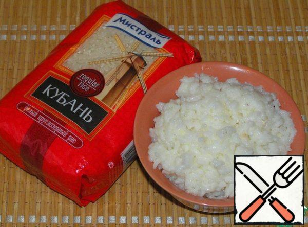 Mix the water and milk, add a pinch of salt and sugar. Bring to a boil, add the washed rice. Cook rice porridge.
