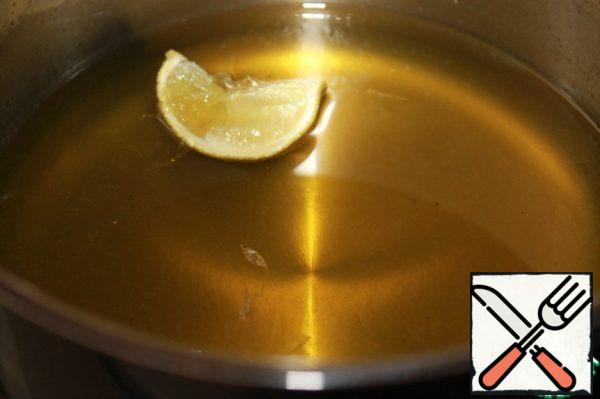 Add sugar, lime slice, citric acid to the mint broth and cook, stirring, over medium heat for 10 minutes.
Cool the syrup, strain, add vodka and mix well, you can add a fresh sprig of mint to the bottle, which is removed after 5 days (for a more pronounced taste). For a brighter color, you can add food coloring.