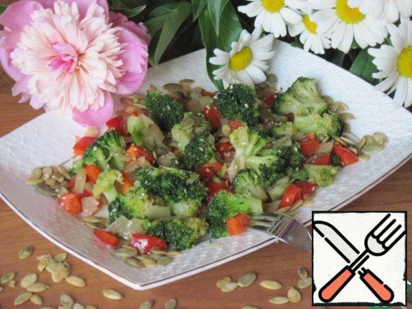 Put the finished dish on a plate, sprinkle with pumpkin seeds, which are pre-lightly fried in a dry pan, you can also sprinkle with sesame seeds.