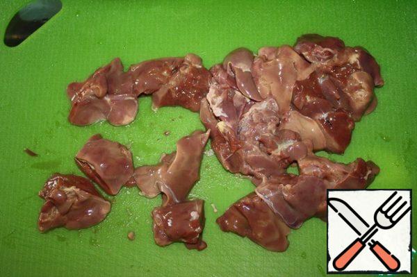Chicken liver wash, dry on a paper towel, cut into pieces.