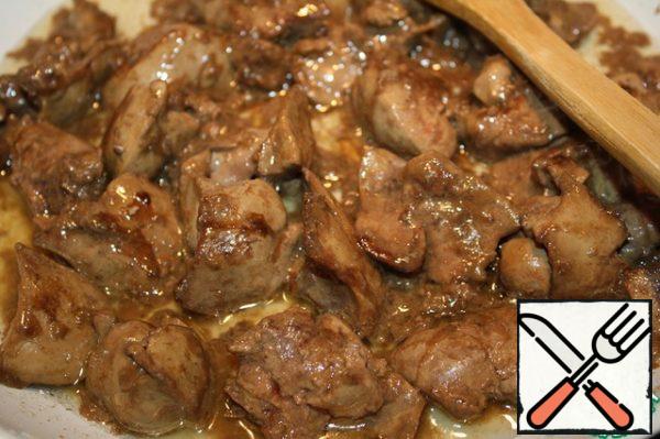 Add flour, stir, fry in a small amount of vegetable oil for about 3-4 minutes.
