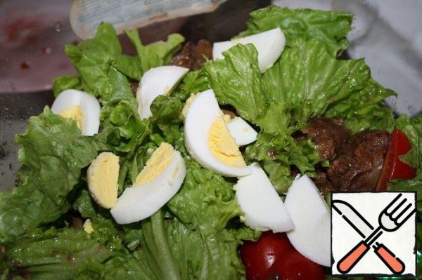 Add cherry tomatoes, cut in half, chilled liver, sliced eggs.
