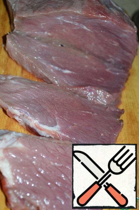Wash the meat, cut into pieces about 1 cm thick.