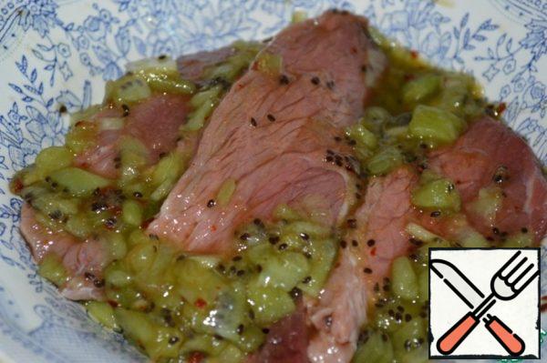 Put the meat in a bowl with marinade and mix. Cover with a film and put in the refrigerator for 30 minutes to marinate.